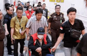 Tersangka Afen saat akan ditahan Penyidik Kejati Sumsel. 