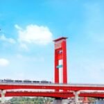 Salah satu unit KAI melintas di Jembatan Ampera Sungai Musi, Palembang