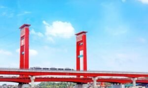 image - 2026-06-17T093858.601 Salah satu unit KAI melintas di Jembatan Ampera Sungai Musi, Palembang