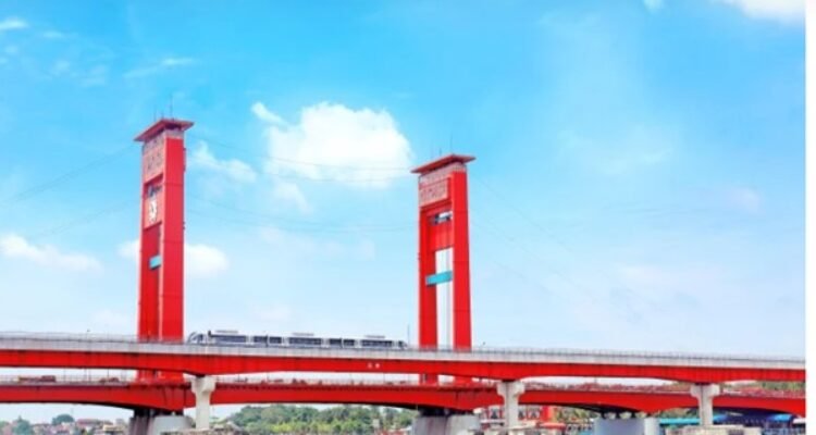 Salah satu unit KAI melintas di Jembatan Ampera Sungai Musi, Palembang